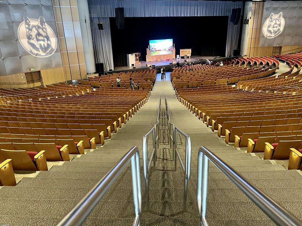 ការប្រកួតនិងការធ្វើបច្ចុប្បន្នភាព